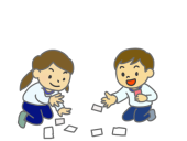 カードで遊ぶ幼児…