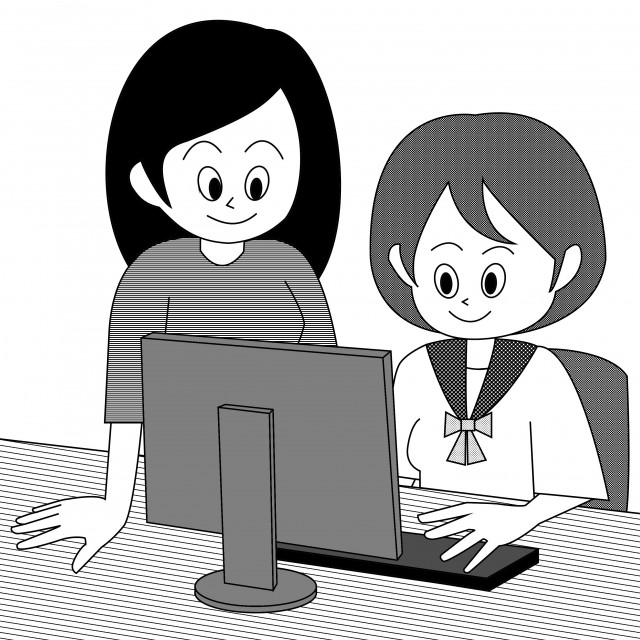 パソコンを教える女性の先生とパソコンを教わる女子学生（白黒）