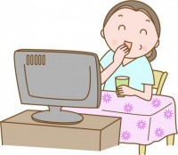 テレビを見る高齢…