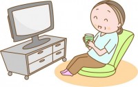 テレビを見る高齢…