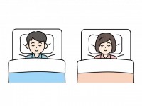 布団で眠る子供の…